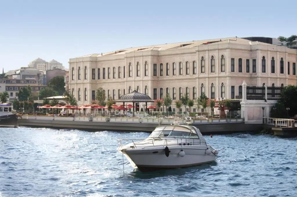 Four Seasons Hotel İstanbul at the Focus keyphrase not found in image alt attribute(s). Add an image with your Focus keyphrase as alt text.Bosphorus Balayı